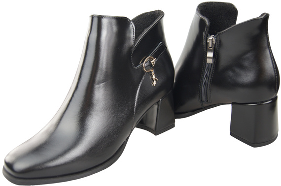 Dámské kotníkové boty ElitaBut 226 Černá lesklá z pravé kůže, zateplené, hranatá špička, široký podpatek (blok)